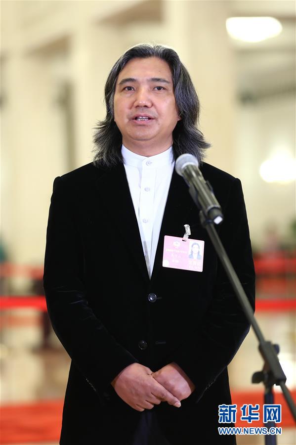 　　3月10日，全国政协十三届一次会议在北京人民大会堂举行第三次全体会议。这是全国政协委员吴为山在“委员通道”接受采访。新华社记者张玉薇摄