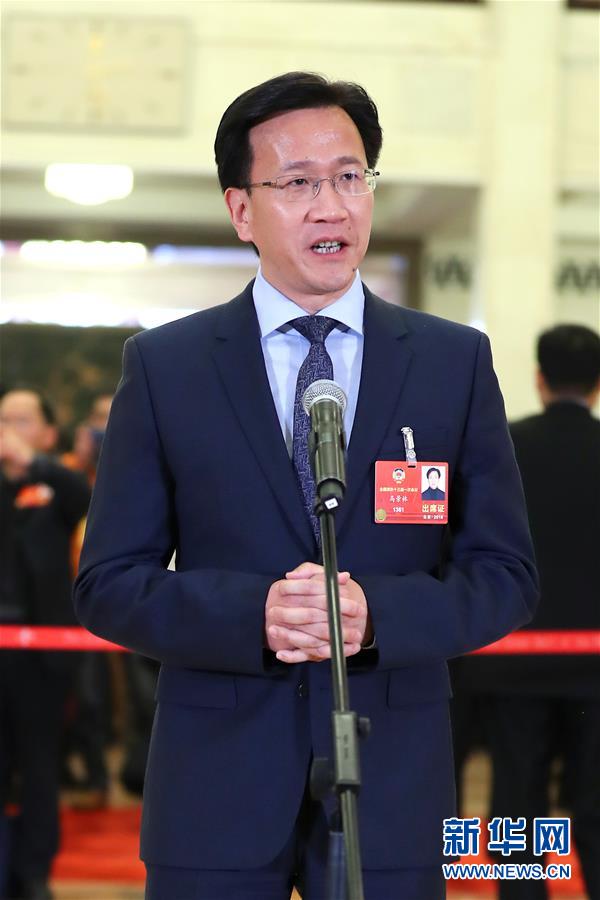 　3月10日，全国政协十三届一次会议在北京人民大会堂举行第三次全体会议。这是全国政协委员马景林在“委员通道”接受采访。新华社记者张玉薇摄