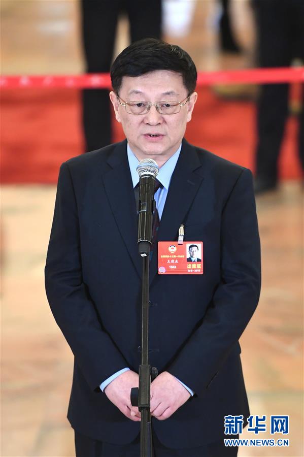 　　3月10日，全国政协十三届一次会议在北京人民大会堂举行第三次全体会议。这是全国政协委员王建业在“委员通道”接受采访。 新华社记者申宏摄