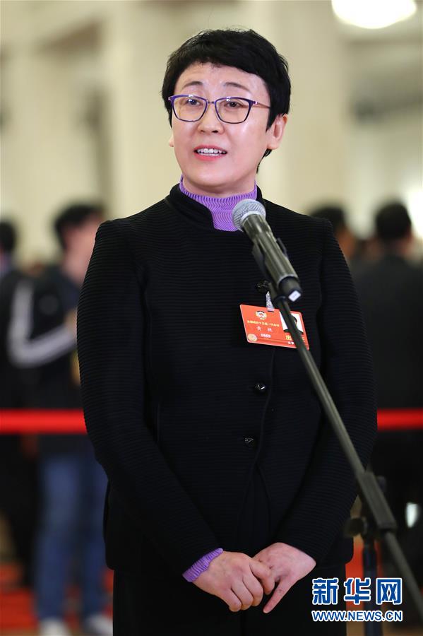 　　3月10日，全国政协十三届一次会议在北京人民大会堂举行第三次全体会议。这是全国政协委员黄艳在“委员通道”接受采访。 新华社记者张玉薇摄