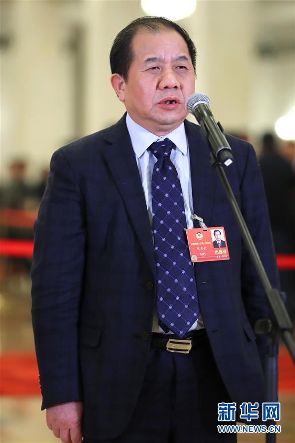 　3月10日，全国政协十三届一次会议在北京人民大会堂举行第三次全体会议。这是全国政协委员林忠钦在“委员通道”接受采访。新华社记者张玉薇摄