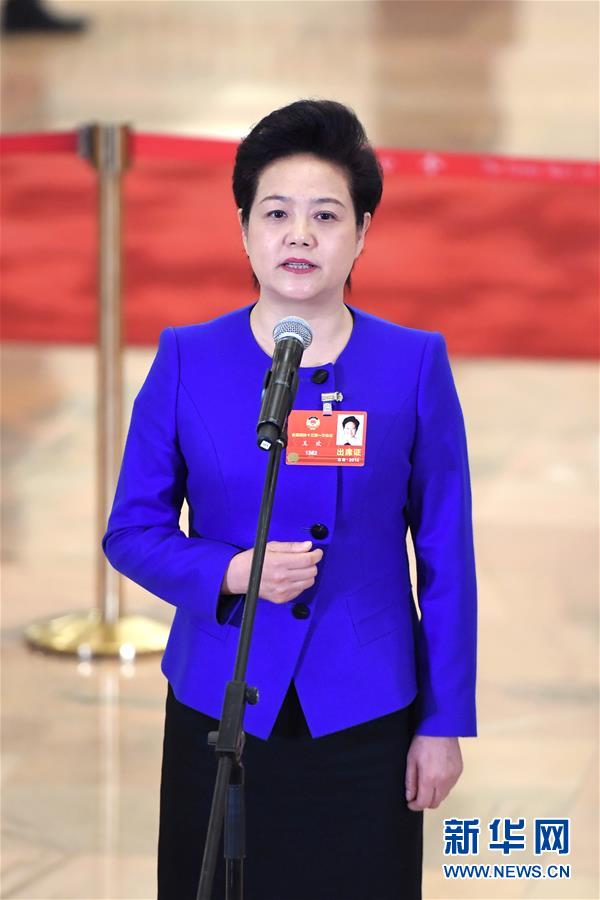 　　3月10日，全国政协十三届一次会议在北京人民大会堂举行第三次全体会议。这是全国政协委员王欢在“委员通道”接受采访。 新华社记者申宏摄