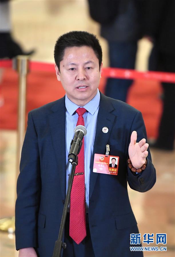 　　3月10日，全国政协十三届一次会议在北京人民大会堂举行第三次全体会议。这是全国政协委员敖虎山在“委员通道”接受采访。 新华社记者申宏摄