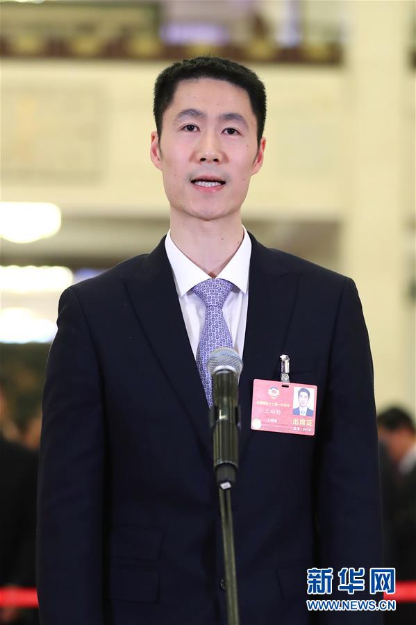 　　3月10日，全国政协十三届一次会议在北京人民大会堂举行第三次全体会议。这是全国政协委员王励勤在“委员通道”接受采访。新华社记者张玉薇摄