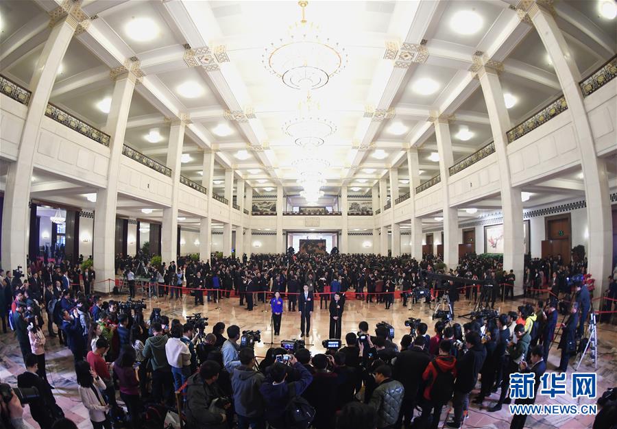 　　3月10日，全国政协十三届一次会议在北京人民大会堂举行第三次全体会议。这是全国政协委员黄艳、王励勤、刘红宇在“委员通道”接受采访。新华社记者 申宏 摄