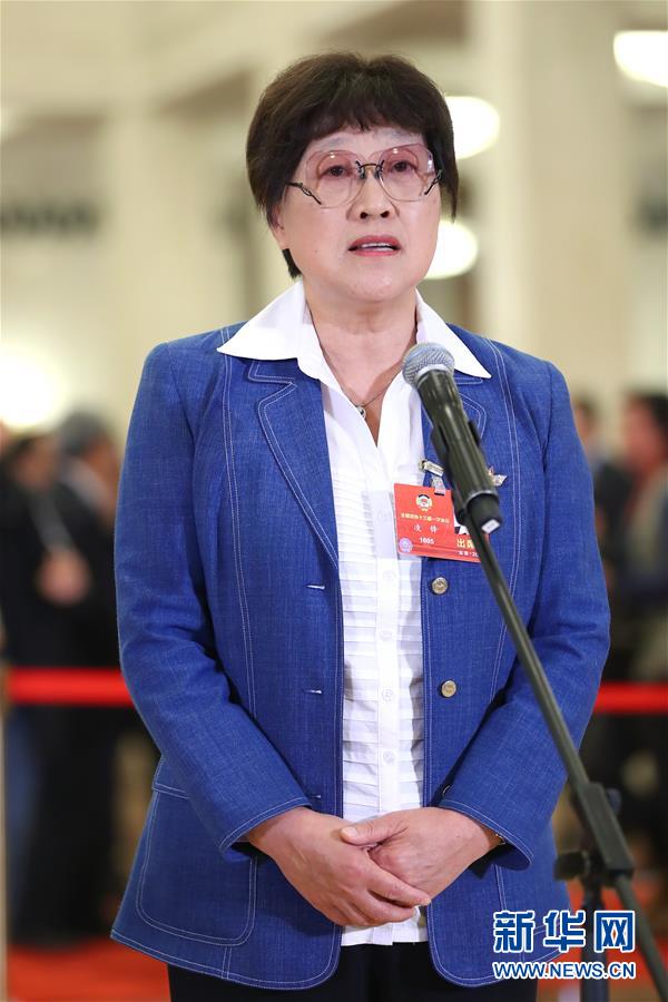 　　3月10日，全国政协十三届一次会议在北京人民大会堂举行第三次全体会议。这是全国政协委员凌锋在“委员通道”接受采访。 新华社记者张玉薇摄