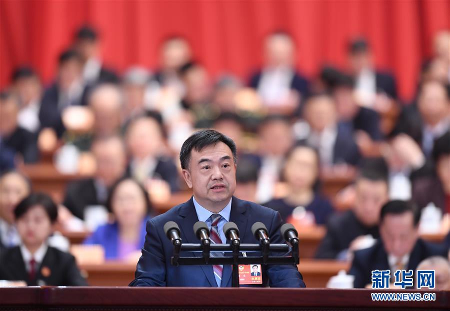 　3月10日，全国政协十三届一次会议在北京人民大会堂举行第三次全体会议。这是莫荣委员作大会发言。 新华社记者 燕雁 摄