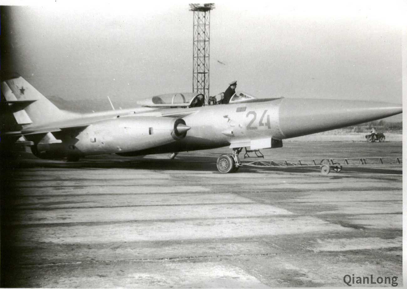 检修中的的雅克-25P战斗机 看着和都快和轰炸