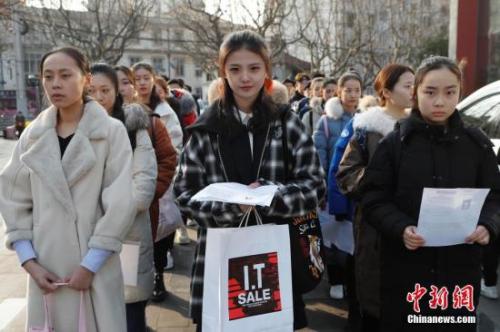 上海戏剧学院2018年艺考现场，考生正在排队 <a target='_blank' href='http://www.chinanews.com/'><p  align=