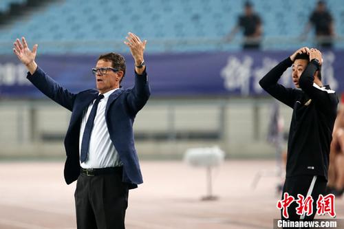 图为卡佩罗(左一)在场边指导球员。<a target='_blank' href='http://www.chinanews.com/'><p align=