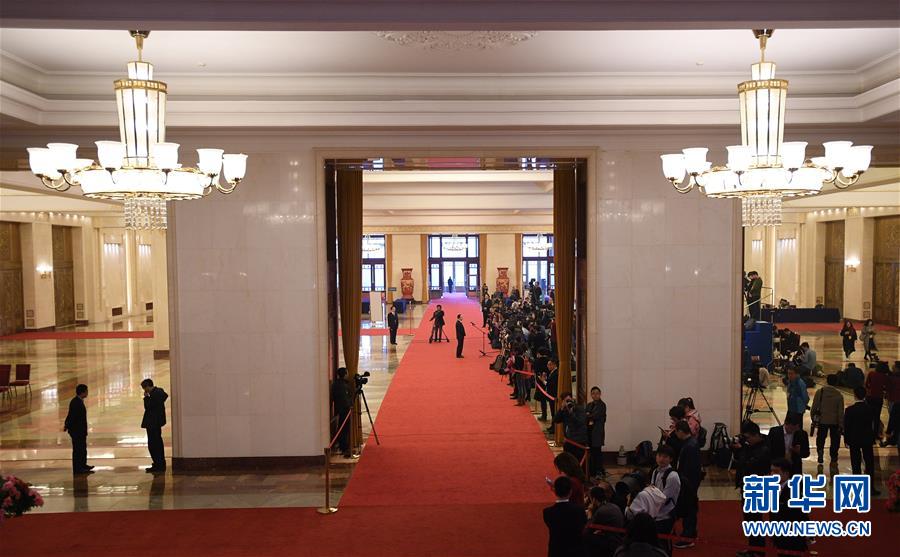 　3月13日，十三届全国人大一次会议在北京人民大会堂举行第四次全体会议。这是记者在“部长通道”采访。 新华社记者王建华摄