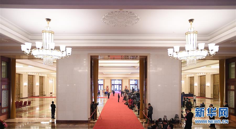 3月13日，十三届全国人大一次会议在北京人民大会堂举行第四次全体会议。这是记者在“部长通道”采访。 新华社记者王建华摄