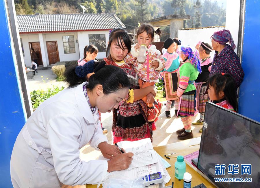 这是杨莲英在村卫生室为村民记录体检信息（2月24日摄）。 新华社记者杨宗友摄