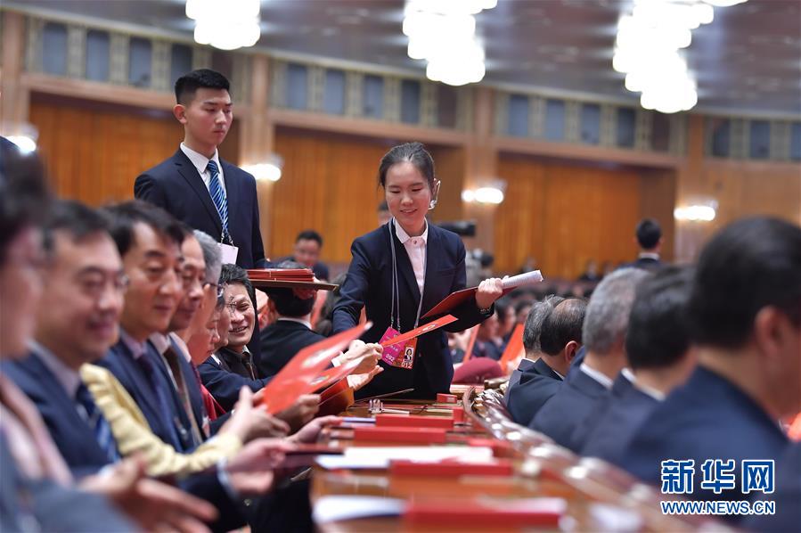 　　3月14日，全国政协十三届一次会议在北京人民大会堂举行第四次全体会议，选举政协第十三届全国委员会主席、副主席、秘书长和常务委员。这是工作人员发放选票。新华社记者 李涛 摄
