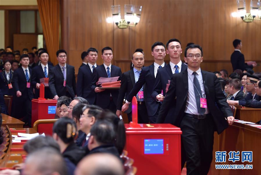 　　3月14日，全国政协十三届一次会议在北京人民大会堂举行第四次全体会议，选举政协第十三届全国委员会主席、副主席、秘书长和常务委员。这是工作人员准备发放选票。新华社记者 李涛 摄