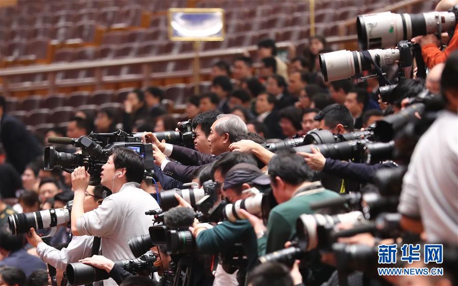 　　3月14日，全国政协十三届一次会议在北京人民大会堂举行第四次全体会议，选举政协第十三届全国委员会主席、副主席、秘书长和常务委员。这是记者在会场采访。新华社记者 张玉薇 摄