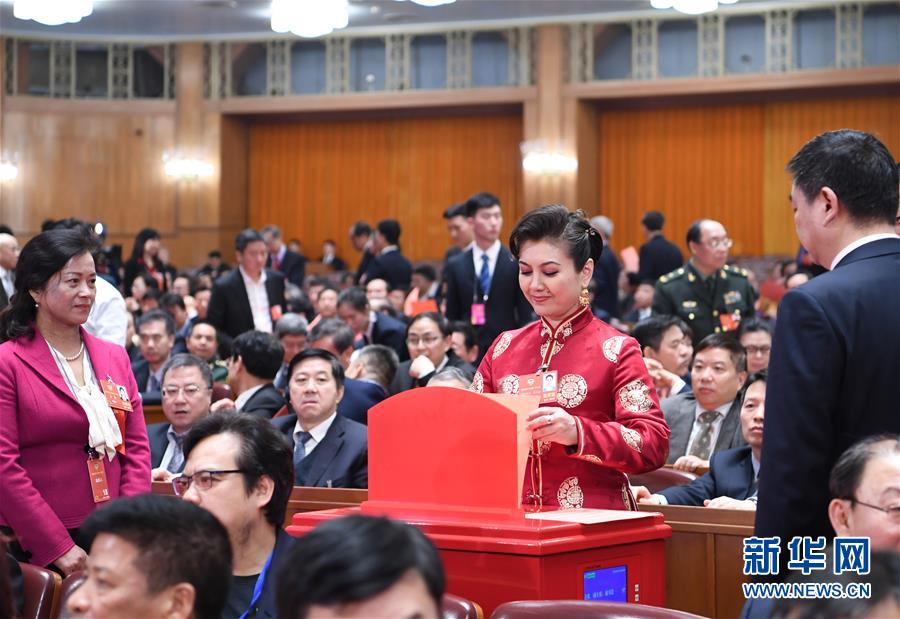 　　3月14日，全国政协十三届一次会议在北京人民大会堂举行第四次全体会议，选举政协第十三届全国委员会主席、副主席、秘书长和常务委员。这是委员在投票。新华社记者 张领 摄