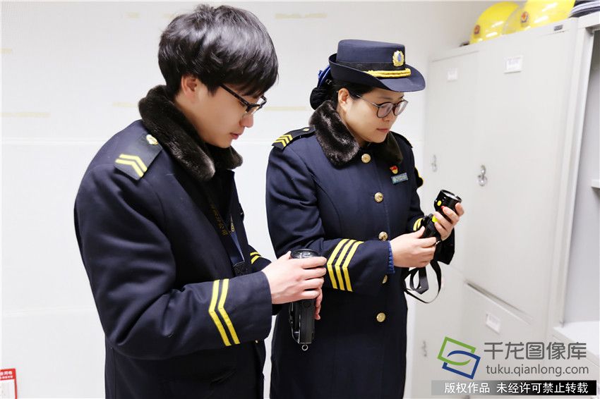 最忙地铁站里的"女指挥官"
