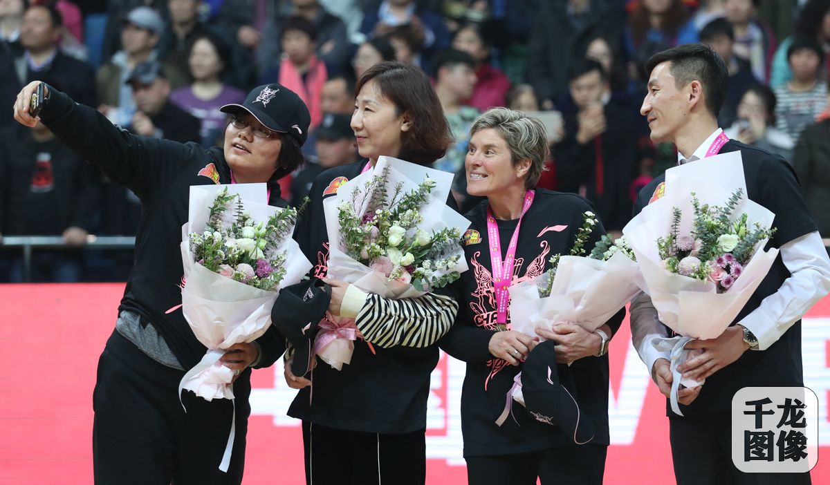 3月14日，2017-2018赛季WCBA（中国女篮联赛）总决赛第三回合中，首钢队坐镇主场以85比63大胜山西队，以总比分3比0横扫对手，连续第三年夺得总冠军，也是近7个赛季四夺总冠军。首钢队球员邵婷荣膺总决赛MVP（最有价值球员）。千龙网发 萧峰 胡科摄
