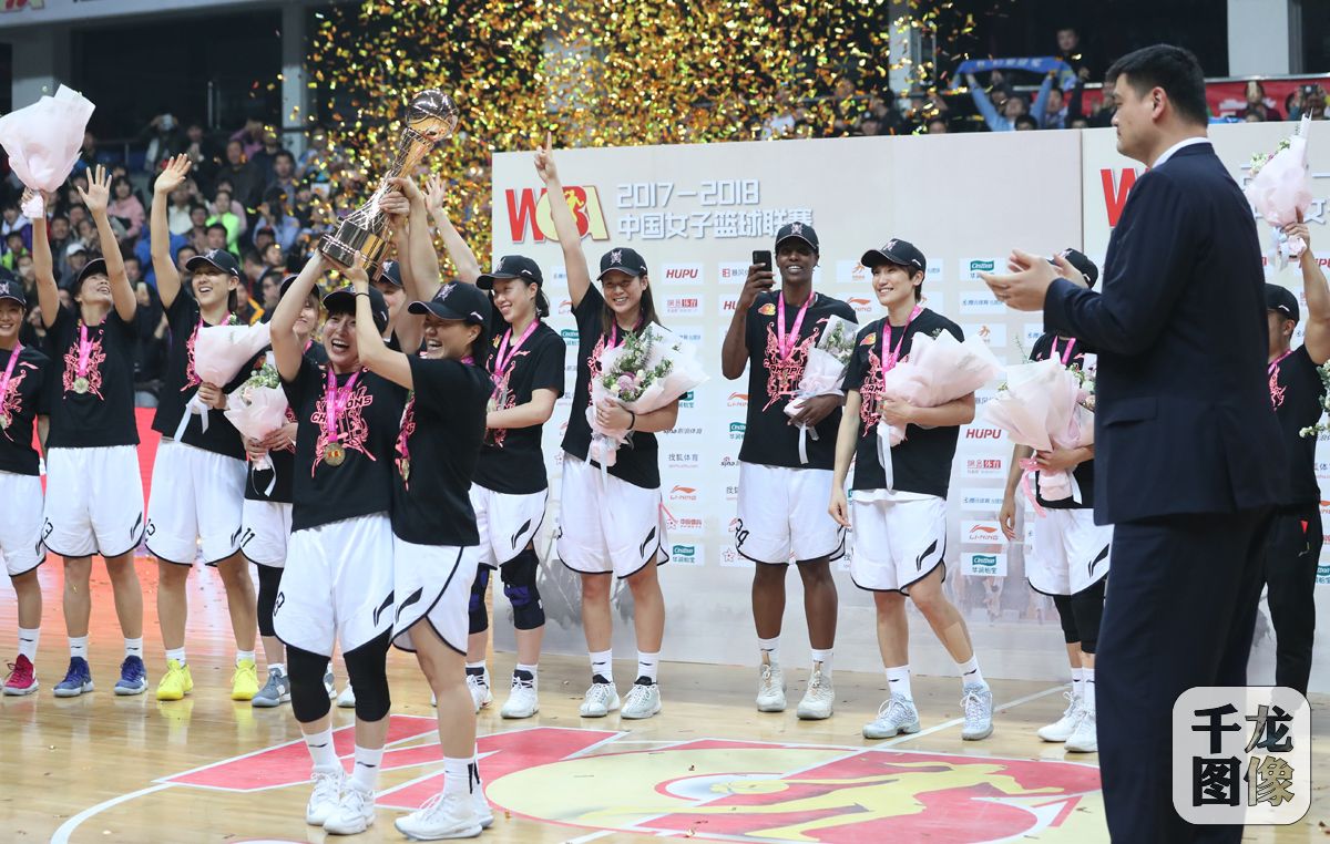 3月14日，2017-2018赛季WCBA（中国女篮联赛）总决赛第三回合中，首钢队坐镇主场以85比63大胜山西队，以总比分3比0横扫对手，连续第三年夺得总冠军，也是近7个赛季四夺总冠军。首钢队球员邵婷荣膺总决赛MVP（最有价值球员）。千龙网发 萧峰 胡科摄
