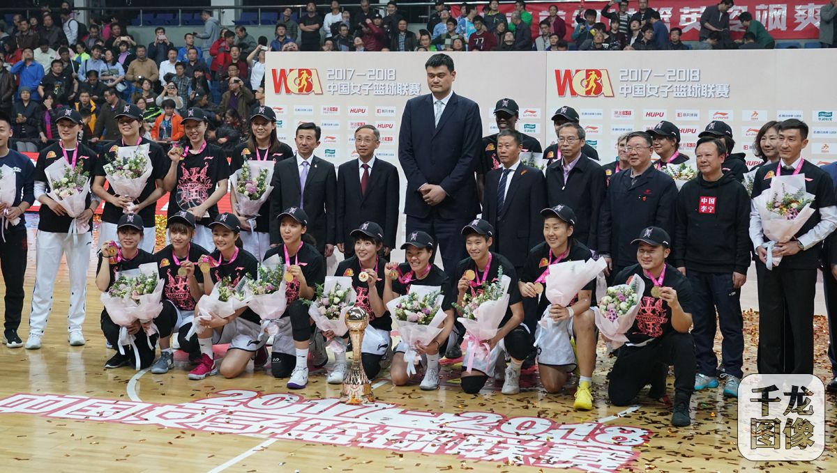 3月14日，2017-2018赛季WCBA（中国女篮联赛）总决赛第三回合中，首钢队坐镇主场以85比63大胜山西队，以总比分3比0横扫对手，连续第三年夺得总冠军，也是近7个赛季四夺总冠军。首钢队球员邵婷荣膺总决赛MVP（最有价值球员）。千龙网发 萧峰 胡科摄
