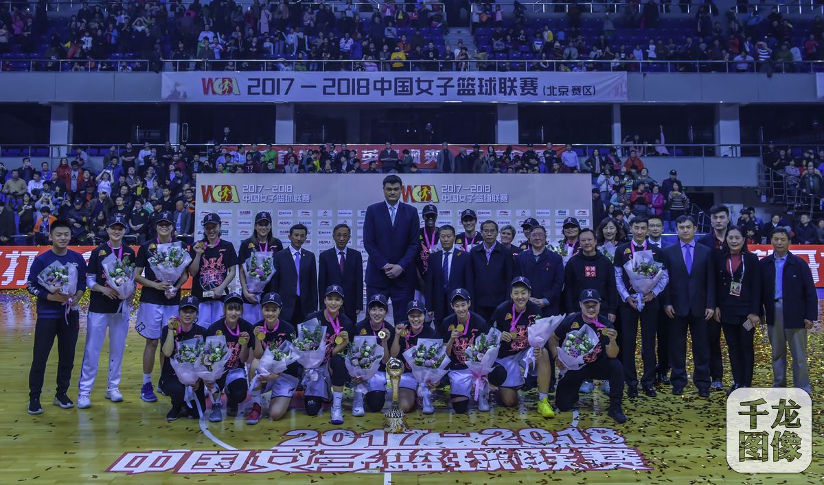 3月14日，2017-2018赛季WCBA（中国女篮联赛）总决赛第三回合中，首钢队坐镇主场以85比63大胜山西队，以总比分3比0横扫对手，连续第三年夺得总冠军，也是近7个赛季四夺总冠军。首钢队球员邵婷荣膺总决赛MVP（最有价值球员）。千龙网发 萧峰 胡科摄

