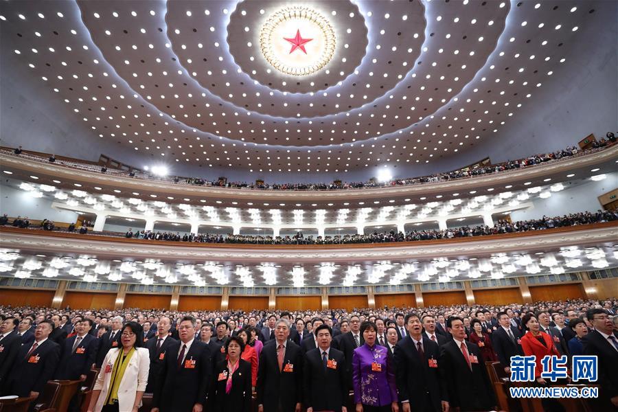 3月15日，全国政协十三届一次会议在北京人民大会堂举行闭幕会。这是委员们高唱国歌。 新华社记者 庞兴雷 摄