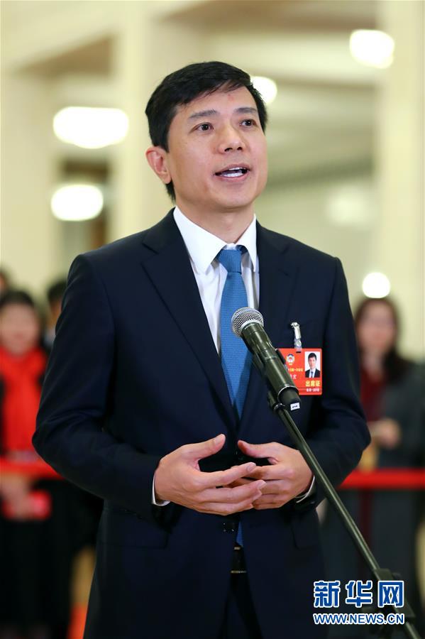 　　3月15日，全国政协十三届一次会议在北京人民大会堂举行闭幕会。这是全国政协委员李彦宏在“委员通道”接受采访。 新华社记者张玉薇摄