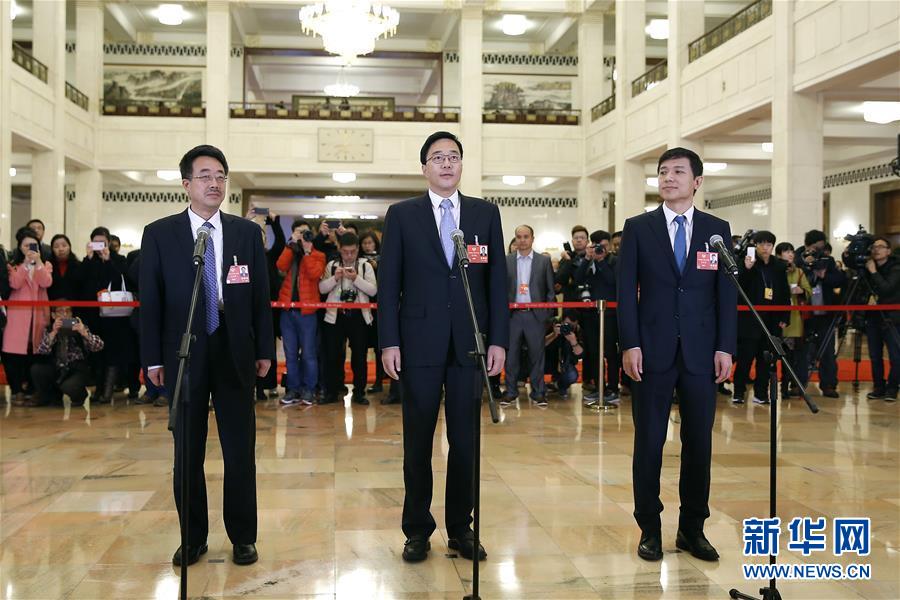 3月15日，全国政协十三届一次会议在北京人民大会堂举行闭幕会。这是全国政协委员李彦宏（右）、苏权科（左）、邓中翰（中）在“委员通道”接受采访。新华社记者张玉薇摄