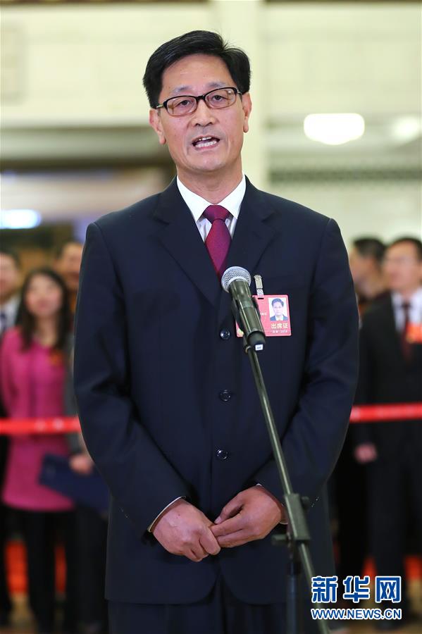 　　3月15日，全国政协十三届一次会议在北京人民大会堂举行闭幕会。这是全国政协委员卢春房在“委员通道”接受采访。 新华社记者张玉薇摄