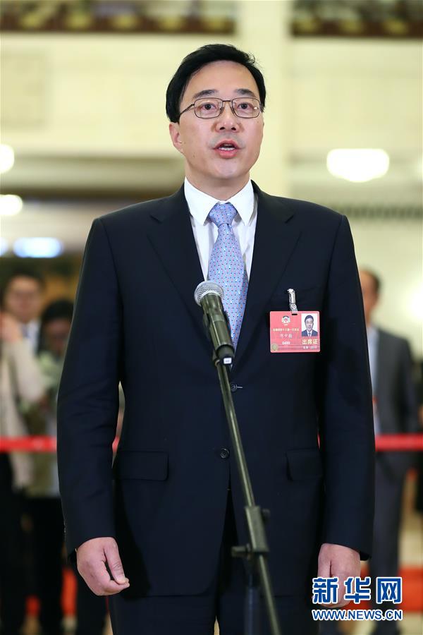 　　3月15日，全国政协十三届一次会议在北京人民大会堂举行闭幕会。这是全国政协委员邓中翰在“委员通道”接受采访。 新华社记者张玉薇摄
