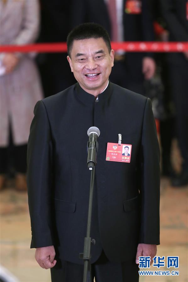 　　3月15日，全国政协十三届一次会议在北京人民大会堂举行闭幕会。这是全国政协委员刘永好在“委员通道”接受采访。 新华社记者邢广利摄