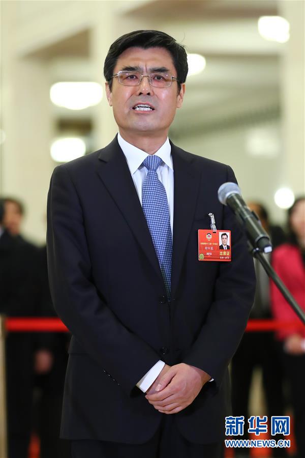 　　3月15日，全国政协十三届一次会议在北京人民大会堂举行闭幕会。这是全国政协委员舒印彪在“委员通道”接受采访。 新华社记者张玉薇摄