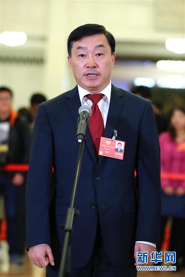　　3月15日，全国政协十三届一次会议在北京人民大会堂举行闭幕会。这是全国政协委员李新民在“委员通道”接受采访。 新华社记者张玉薇摄