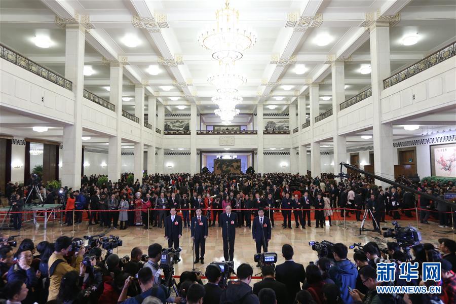 　　3月15日，全国政协十三届一次会议在北京人民大会堂举行闭幕会。这是全国政协委员刘伟、杨卫、李新民、冯健身在“委员通道”接受采访。新华社记者邢广利摄
