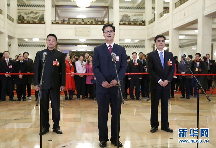 　　3月15日，全国政协十三届一次会议在北京人民大会堂举行闭幕会。这是全国政协委员舒印彪（右）、卢春房（中）、刘永好（左）在“委员通道”接受采访。新华社记者张玉薇摄