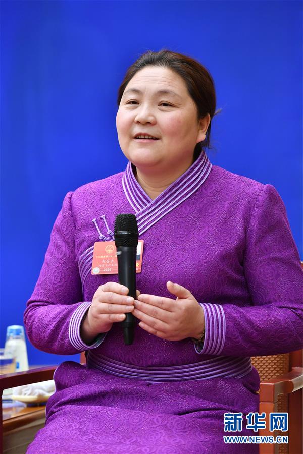 　　3月15日，国务院新闻办公室在北京举行中外媒体记者见面会，4位来自基层的全国人大代表围绕“脱贫攻坚”话题，畅谈扶贫工作经验和实践故事。这是全国人大代表、内蒙古赤峰市大庙镇小庙子村党支部书记赵会杰与记者交流。新华社记者 李鑫 摄