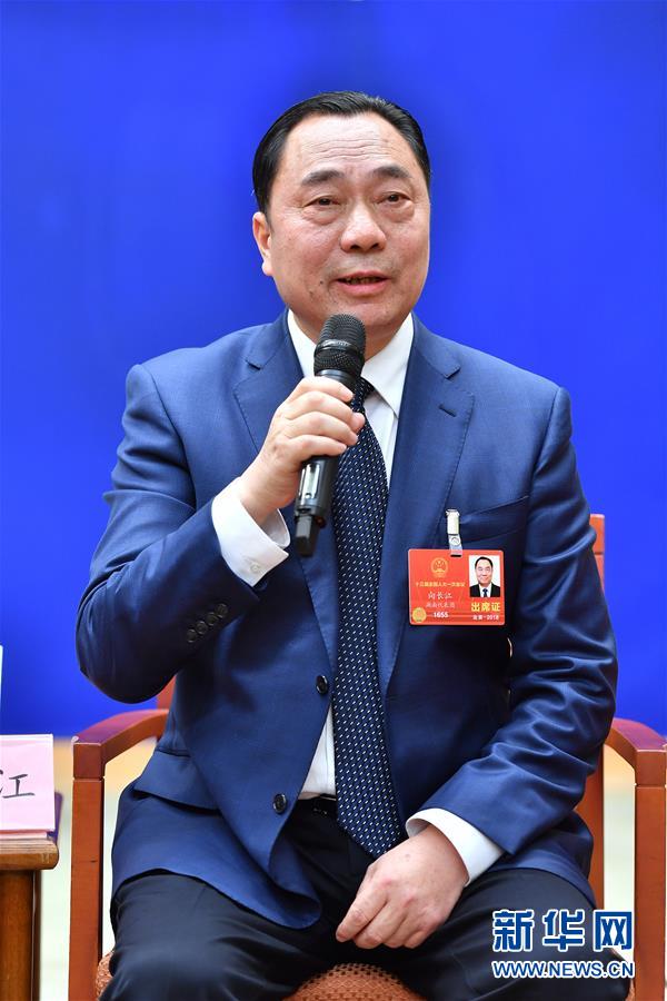 　　3月15日，国务院新闻办公室在北京举行中外媒体记者见面会，4位来自基层的全国人大代表围绕“脱贫攻坚”话题，畅谈扶贫工作经验和实践故事。这是全国人大代表、湖南省邵阳市隆回县岩口镇向家村村主任向长江与记者交流。新华社记者 李鑫 摄