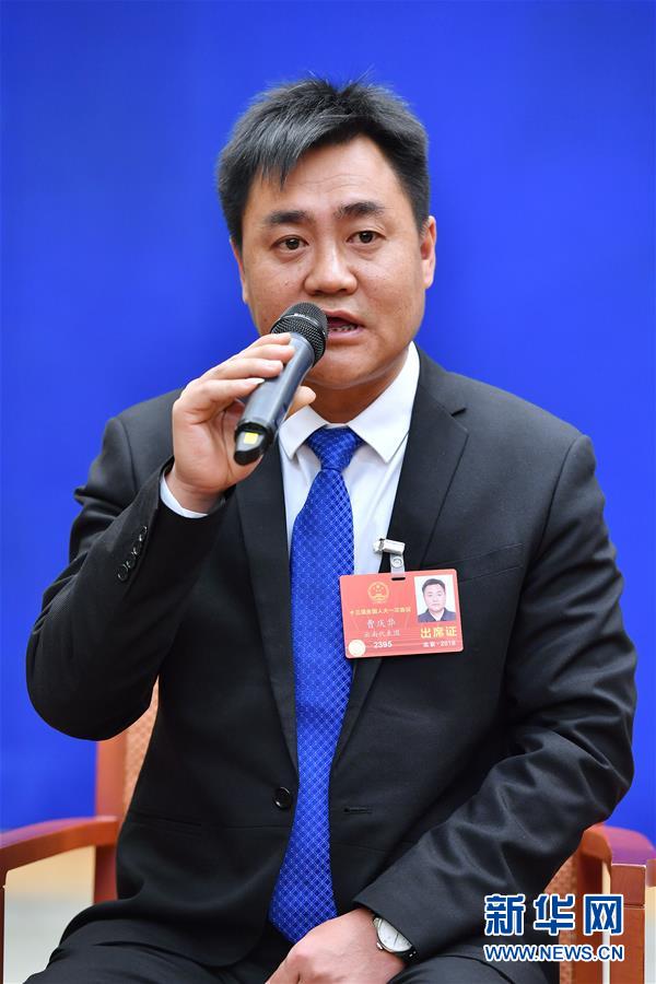 3月15日，国务院新闻办公室在北京举行中外媒体记者见面会，4位来自基层的全国人大代表围绕“脱贫攻坚”话题，畅谈扶贫工作经验和实践故事。这是全国人大代表、云南省普洱市墨江哈尼族自治县联珠镇党委书记曹庆华与记者交流。新华社记者 李鑫 摄