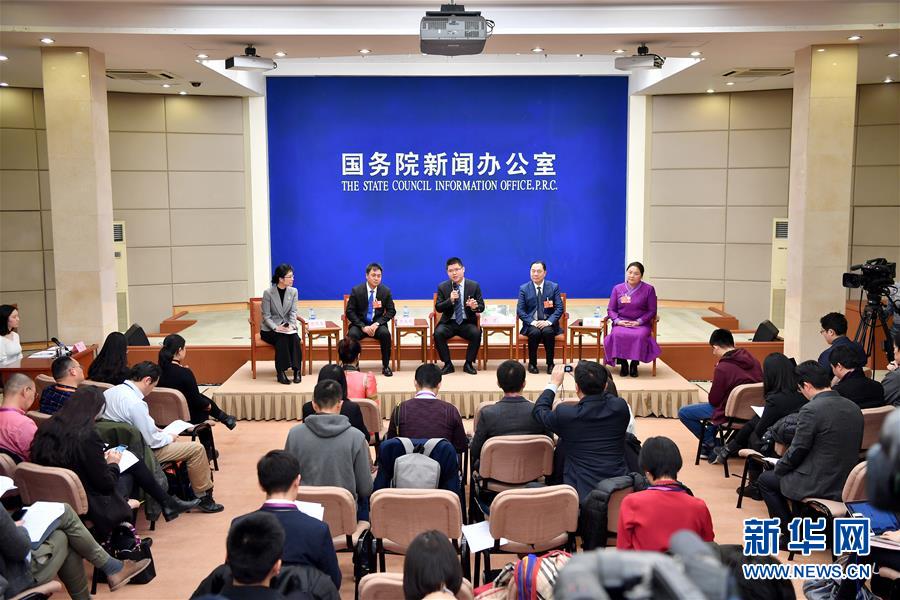 3月15日，国务院新闻办公室在北京举行中外媒体记者见面会，4位来自基层的全国人大代表赵会杰（右一）、向长江（右二）、李君（中）、曹庆华（左二）围绕“脱贫攻坚”话题，畅谈扶贫工作经验和实践故事。新华社记者 李鑫 摄
