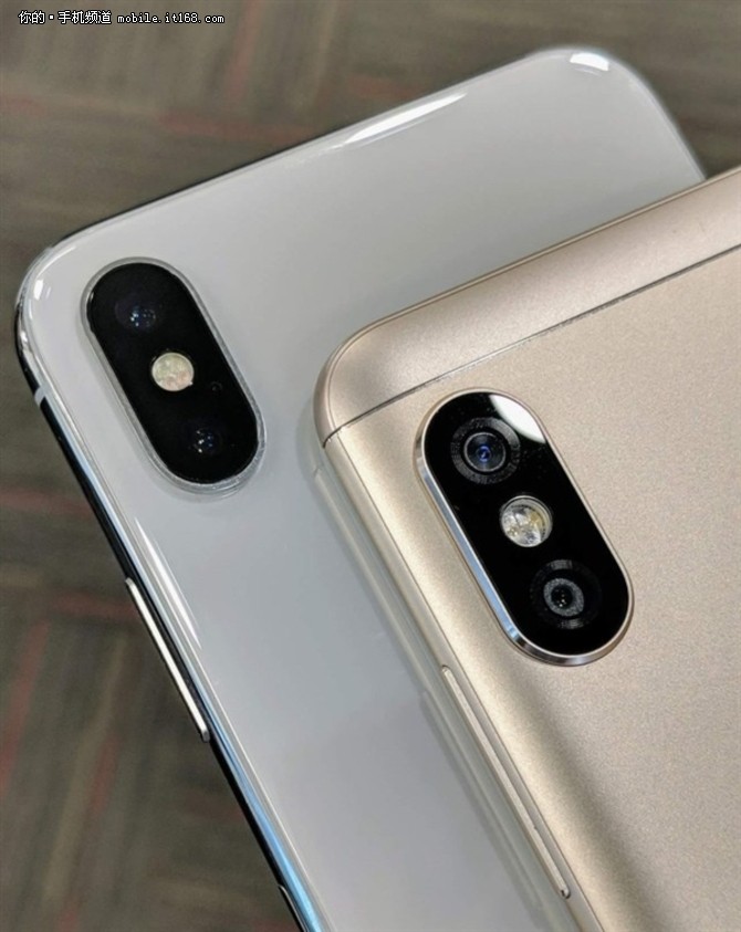 之前，雷军在微博上就做出了许多预热，关于产品和代言人都有提及，雷军称红米Note 5是千元机中的&ldquo;水桶机&rdquo;，表示这款产品并没有短板，是一个功能设计兼备的产品。外观方面，红米Note 5延续了红米5系列的设计风格，正面采用5.99英寸18:9全面屏，分辨率达到了2160&times;1080，背后为三段式金属设计，同时配备后置竖排双摄以及后置指纹。配置方面，红米Note 5搭载高通骁龙636处理器，提供4/6GB LPDDR4X内存+64GB两种存储配置，前置摄像头为2000万像素，电池容量为4000mAh，后置双摄更是比国外版本做出了一定的调整，换上双1200万像素摄像头。