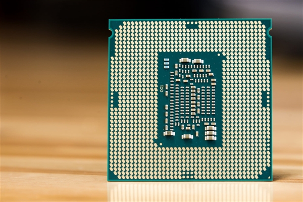 Intel顶级笔记本六核i9-8950HK/i7-8850H跑分曝光:秒杀台机