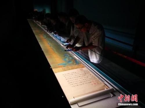 资料图:2017年,故宫展出北宋名画《千里江山图》,掀起看展热潮,“故宫跑”一度成为热词。<a target='_blank' href='http://www.chinanews.com/'>中新社</a>记者 杨可佳 摄 点击进入下一页