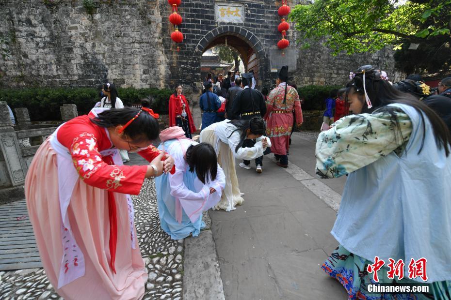 昆明近千名汉服爱好者祭&ldquo;花神&rdquo;