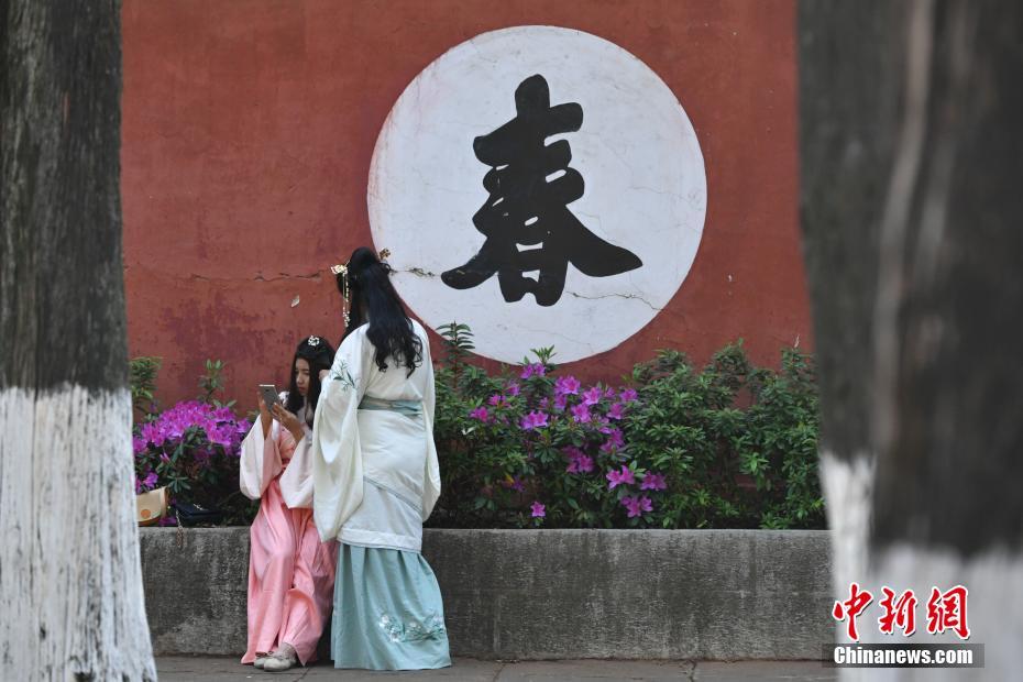 昆明近千名汉服爱好者祭&ldquo;花神&rdquo;