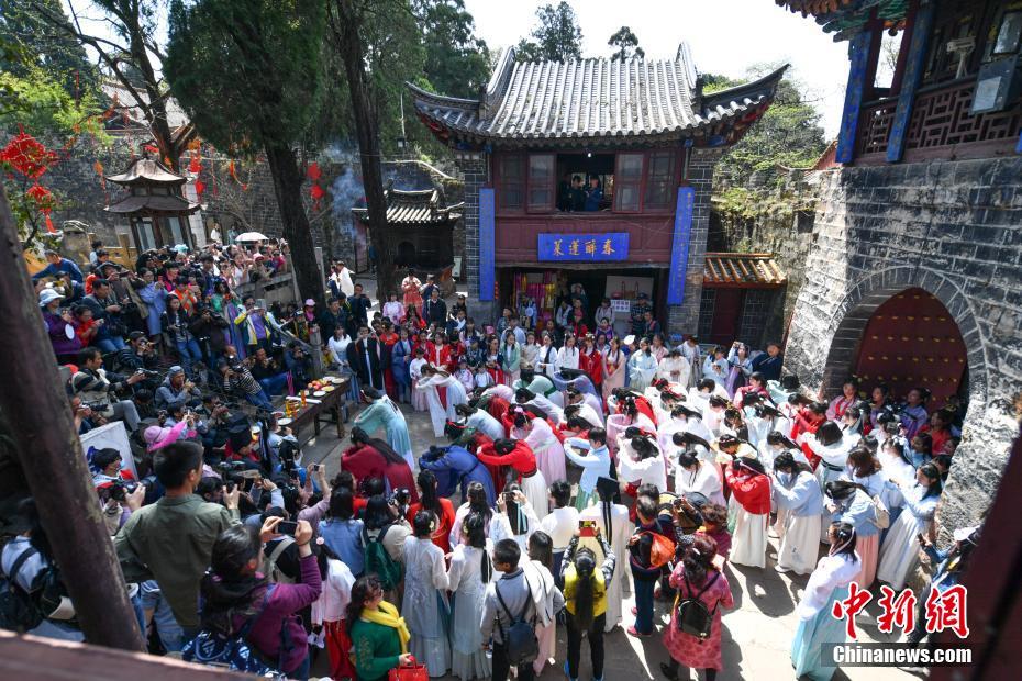 昆明近千名汉服爱好者祭&ldquo;花神&rdquo;