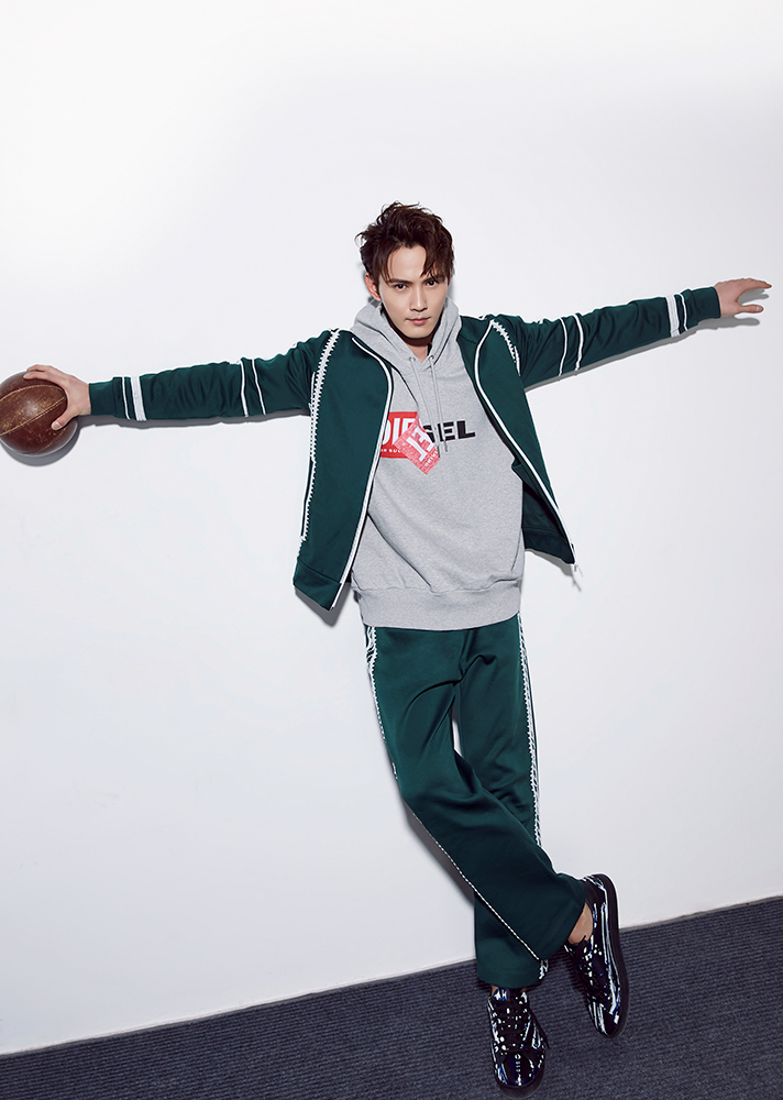 徐正溪最新写真 玩转篮球演绎运动男友风-千龙