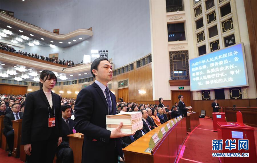 3月19日，十三届全国人大一次会议在北京人民大会堂举行第七次全体会议。这是工作人员准备发票。新华社记者刘卫兵摄