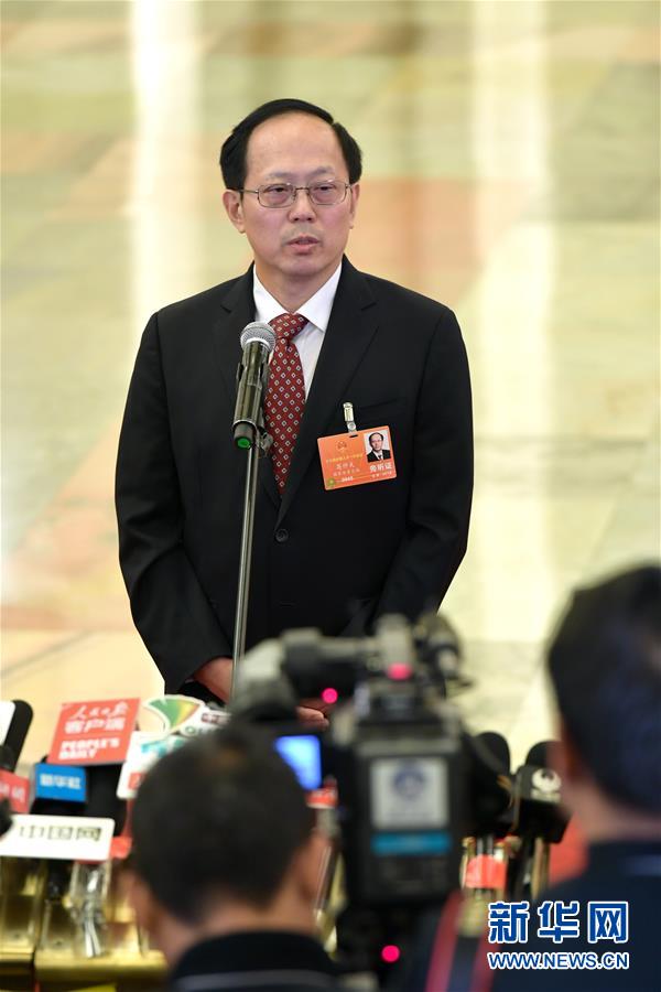 　　3月19日，十三届全国人大一次会议在北京人民大会堂举行第七次全体会议。这是国家体育总局局长苟仲文在“部长通道”接受采访。新华社记者刘金海摄