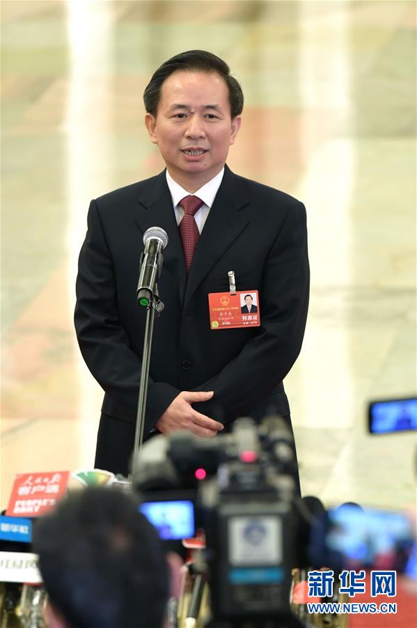 　　3月19日，十三届全国人大一次会议在北京人民大会堂举行第七次全体会议。这是生态环境部部长李干杰在“部长通道”接受采访。新华社记者刘金海摄